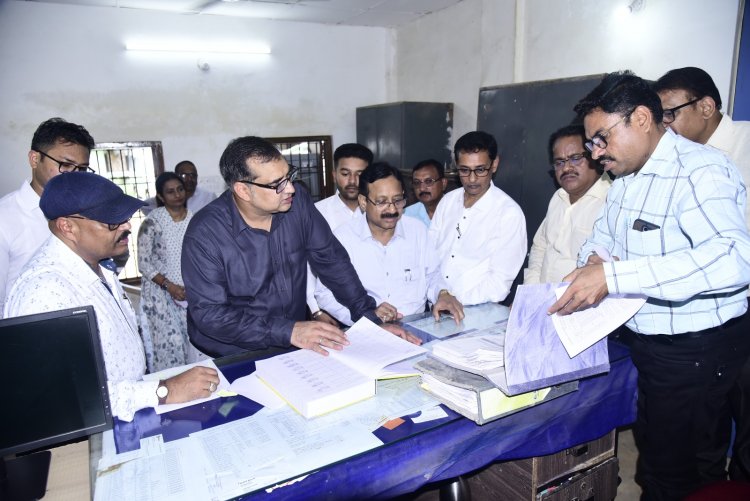 *संभागायुक्त भीम सिंह पहुंचे क्लेक्ट्रेट,तहसील कार्यालय का किया औचक निरीक्षण*,तहसीलदार के रीडर और नकल प्रभारी को शो काज नोटिस थमाया, रिकार्ड अपडेट नहीं मिलने से  नाराज हुए कमिश्नर