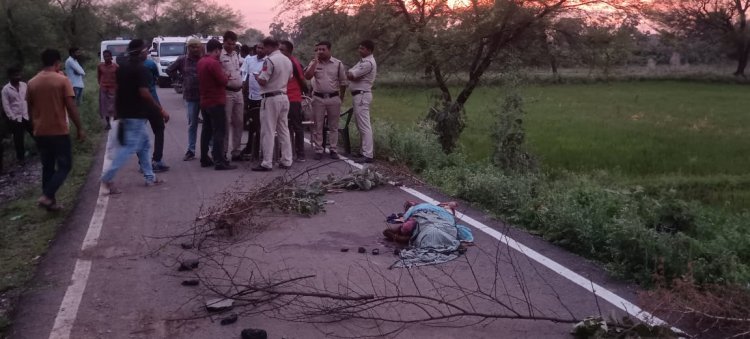 बीच सड़क में कुदारी से वार कर महिला की निर्मम हत्या , आरोपी गिरप्तार