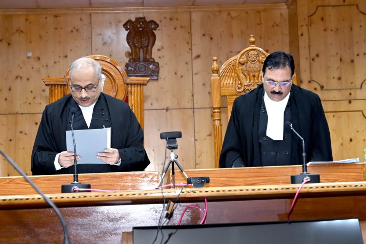 *छत्तीसगढ़ उच्च न्यायालय के मुख्य न्यायाधीश रमेश सिन्हा ने उच्च न्यायालय कोर्ट हाल में न्यायधीश दीपक कुमार तिवारी दिलाई स्थाई जज की शपथ*