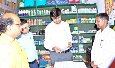 *कलेक्टर ने किया खाद भंडार का निरीक्षण     *बिना मान्यता प्राप्त दवाई के विक्रय करने पर संचालक को कारण बताओ नोटिस जारी करने के दिए निर्देश*