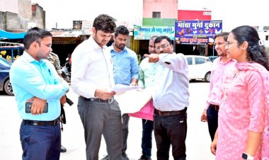 कलेक्टर ने नगरीय क्षेत्र में अतिक्रमित शासकीय भूमि के व्यवस्थापन एवं नियमितीकरण हेतु किया निरीक्षण*