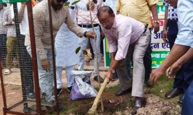 वृक्षारोपण कार्यक्रम में विद्यार्थियों ने जाना ईको सिस्टम में आक्सीजन और कार्बनडाई आक्साइड चक्र
