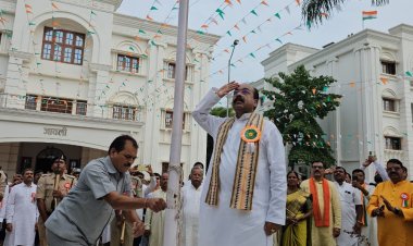 भाजपा कार्यालय में भाजपा प्रदेश अध्यक्ष अरुण साव ने फहराया तिरंगा, प्रदेशवासियों को दी शुभकामनाएं