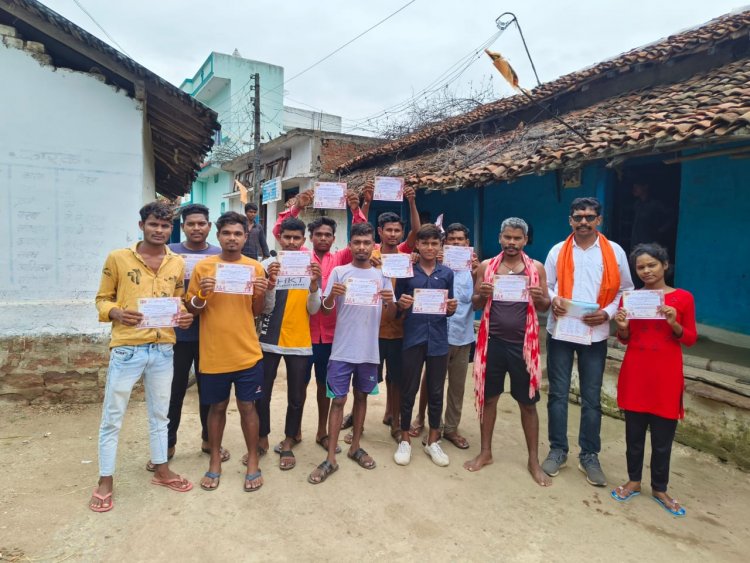 नए व युवा मतदाताओं के बीच पहुचकर अभिनंदन पत्र प्रदान कर रहे भाजयुमो पथरिया के कार्यकर्ता