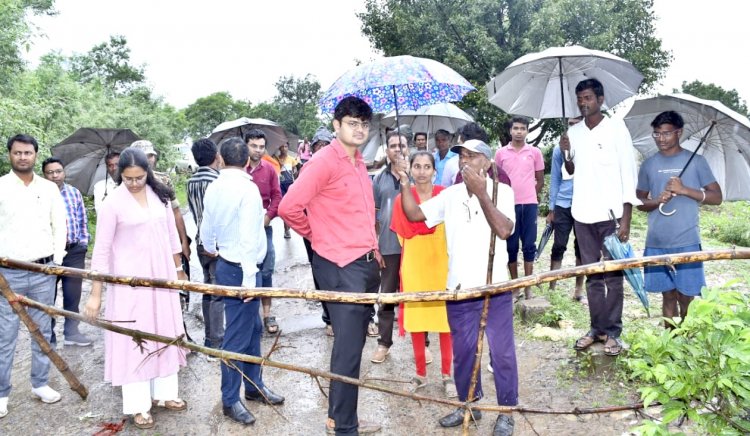 *कलेक्टर ने जिले के शहरी एवं ग्रामीण क्षेत्रों में जलभराव की स्थिति का लिया जायजा*  *आगर नदी में उफान की जानकारी मिलने पर पहुंचे ग्राम छटन, स्थानीय जनप्रतिनिधियों एवं ग्रामीणों से की मुलाकात