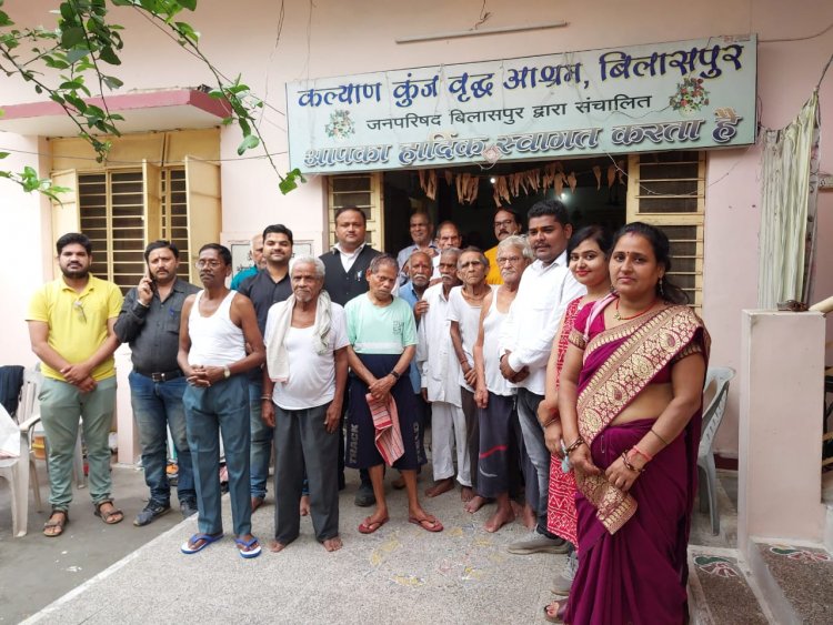 *ब्राम्हण युवा आयाम द्वारा स्व. कालिका प्रसाद पाठक के पुण्यतिथि पर वृद्धाश्रम में बांटे फल*