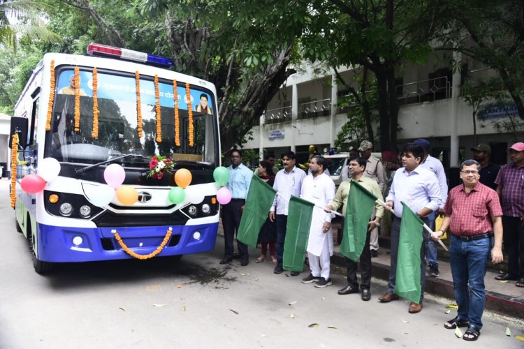 निगम क्षेत्र में स्लम बस्तियों के ईलाज के लिए शहर को 5वी मोबाईल मेडिकल यूनिट वाहन, महापौर एवं कलेक्टर ने दिखाई हरी झंडी