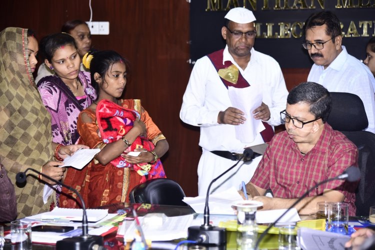 कलेक्टर ने सुनी जन चौपाल में लोगों की समस्याएं,राशन कार्ड,आवास,पेंशन सहित अन्य विभिन्न मांगो को लेकर लोगो ने किया आवेदन