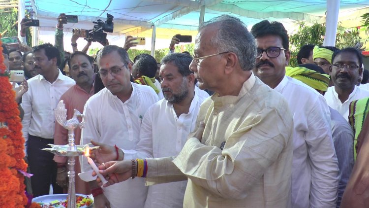 जिले के प्रभारी मंत्री ताम्रध्वज साहू विश्व आदिवासी दिवस के कार्यक्रम में हुए शामिल