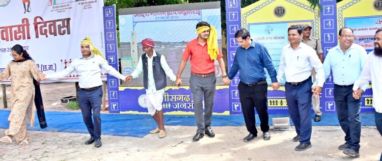 कलेक्टर राहुल देव ने जनसंपर्क विभाग द्वारा जिला कलेक्टोरेट में लगाई गई छायाचित्र प्रदर्शनी का किया अवलोकन*  *छत्तीसगढ़ के पारम्परिक गीतों पर खूब थिरके कलेक्टर और अधिकारीगण*