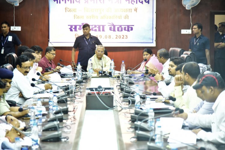 जिले के प्रभारी मंत्री ताम्रध्वज साहू ने ली अफसरों की बैठक