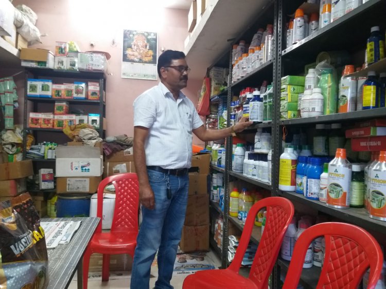 कृषि केंद्रों पर अधिकारियो की दबिश,दो कृषि दुकानों को नोटिस