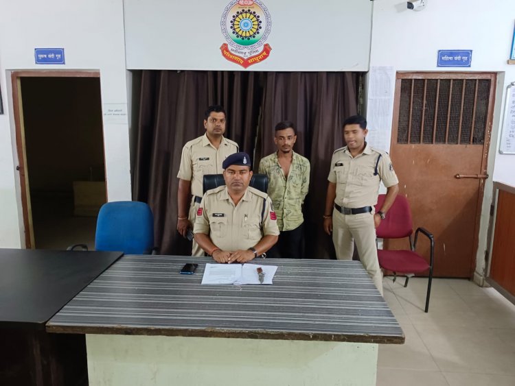 तिफरा बस स्टैंड में बटनदार चाकू लेकर लोगो को धमका रहा था युवक गिरफ्तारआर्म्स एक्ट पर कार्यवाही
