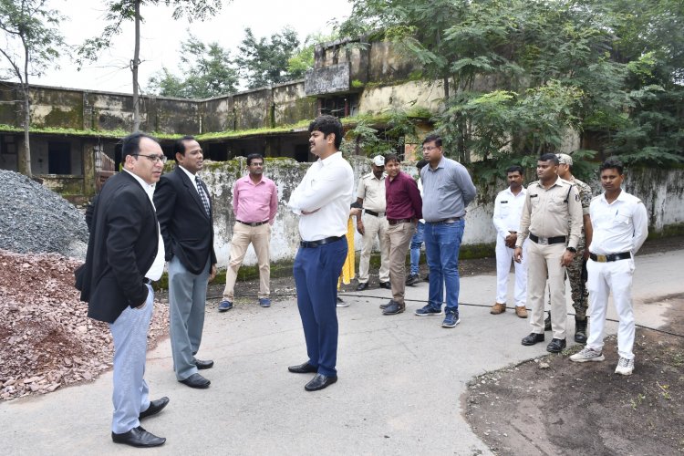जिला न्यायालय परिसर में हो रहे विकास कार्य और साफ सफाई देखने पहुंचे डीजे और कलेक्टर,चीफ जस्टिस रमेश सिन्हा ने किया था जल्द व्यवस्था सुधारने निर्देशित