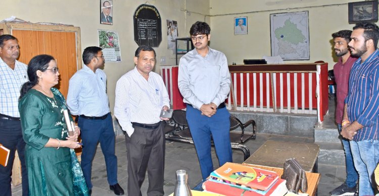 संभागायुक्त कुंजाम ने किया तहसील कार्यालय का औचक निरीक्षण