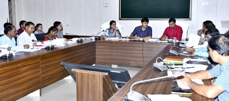 *शासन की योजनाओं का गंभीरतापूर्वक क्रियान्वयन करें - कलेक्टर*  *एपीओ मनरेगा और एसबीएम के जिला सलाहकर एवं समन्वयक को कारण बताओ नोटिस जारी*  *पंचायत एवं ग्रामीण विकास विभाग की बैठक संपन्न*