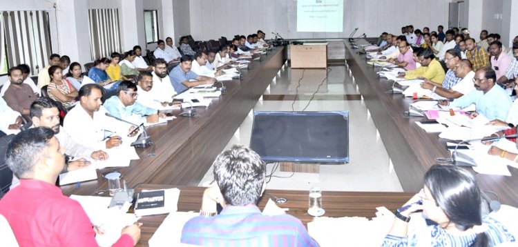 *शासन की योजनाओं का गंभीरतापूर्वक क्रियान्वयन करें - कलेक्टर*  *एपीओ मनरेगा और एसबीएम के जिला सलाहकर एवं समन्वयक को कारण बताओ नोटिस जारी*  *पंचायत एवं ग्रामीण विकास विभाग की बैठक संपन्न*