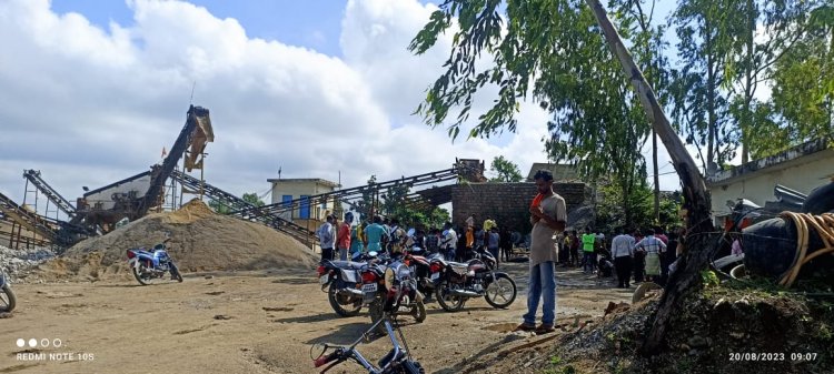 क्रेसर मे बड़ा हादशा, सिर मे पत्थर लगने से युवक की मौत