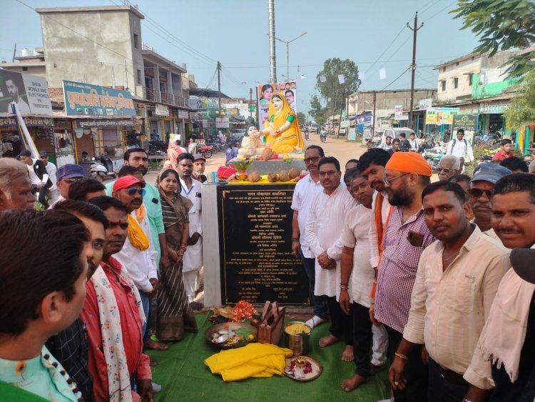 नगर में एक करोड़ के निर्माण कार्यों का भूमि पूजन के साथ डिवाइड विदुतीकरण का लोकार्पण