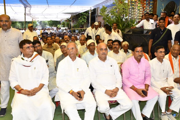 *गृहमंत्री दशगात्र कार्यक्रम में हुए शामिल*   *स्व. श्री साहू के छायाचित्र पर पुष्प अर्पित कर दी श्रद्धांजलि