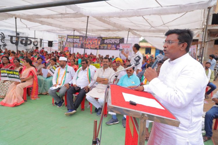 मंदिर हसौद में हुए सामूहिक दुष्कर्म के खिलाफ बीरगांव के बुधवारी बाजार में कांग्रेस की महिला मोर्चे ने किया प्रदर्शन