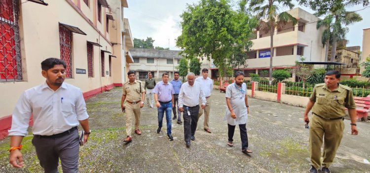 कलेक्टर और एसपी ने स्ट्रांग रूम एवं मतदान केंद्रों का किया निरीक्षण, आवश्यक व्यवस्था सुधारने दीए निर्देश