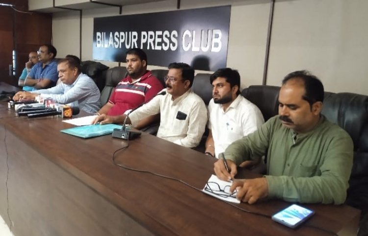 फ्लैट देने करोड़ की राशि लेने के बाद मकान देने में किया जा रहा हीलाहवाला,पीड़ित हितग्राहीयो ने बिलासपुर प्रेस क्लब पहुंचकर बताई अपनी पीड़ा