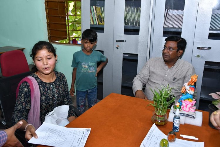 बेटियों की शिक्षा हर हाल में जारी रहनी चाहिए: पंकज शर्मा,  माया को पंकज शर्मा ने दिया कॉलेज शिक्षा का उपहार
