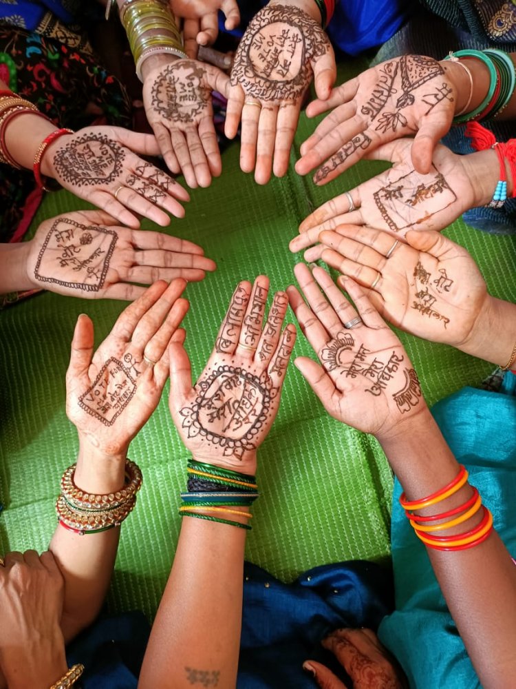 बाएं हाथ में स्वीप दाएं हाथ में क्रिएटिविटी की मेहंदी रचाकर जीते आकर्षक पुरस्कार