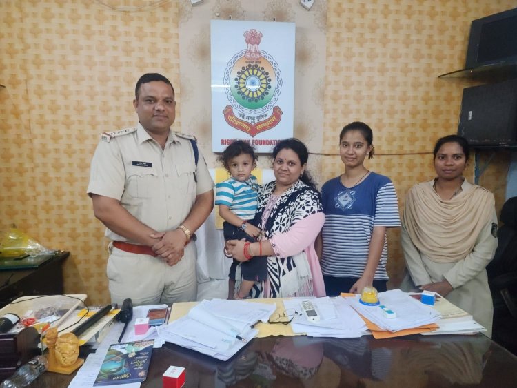 महाराणा प्रताप चौक से गुमा मासूम बच्चे को सिविल लाईन पुलिस ने सकुशल उसके परिजनों तक पहुंचाया
