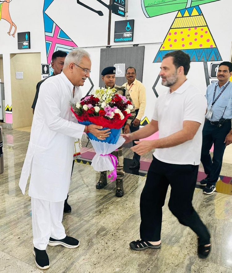 राहुल गांधी पहुंचे रायपुर एयरपोर्ट पर मुख्यमंत्री भूपेश बघेल ने किया स्वागत देखिए तस्वीरें