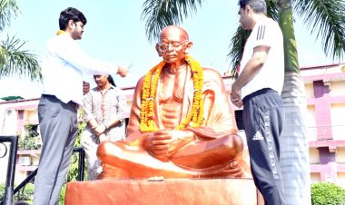 *कलेक्टर ने राष्ट्रपिता महात्मा गांधी की प्रतिमा पर माल्यार्पण कर किया नमन