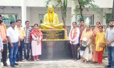 महात्मा गांधी की प्रतिमा पर हर्षिता पांडेय ने किया माल्यार्पण, स्वक्षता ही सेवा पखवाड़े पर किया श्रमदान