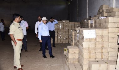 कलेक्टर-एसपी ने किया मद्यभंडागार का निरीक्षण, सुरक्षा व्यवस्था का किया बारीकी से अवलोकन