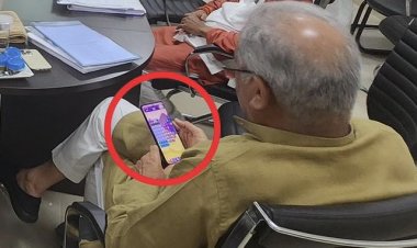 सीएम भूपेश बघेल की मीटिंग में मोबाईल खेलते फोटो,Bjp ने कसा तंज,सीएम ने दिए सधे अंदाज में जवाब