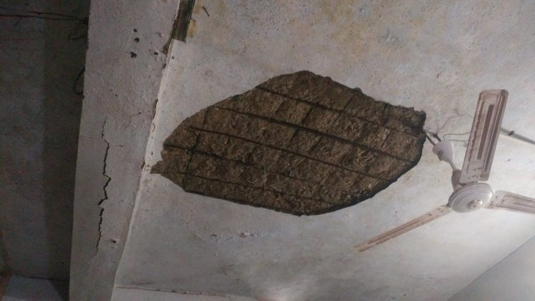 जर्जर भवन में डाकघर, खतरे के बीच काम करते कर्मचारी