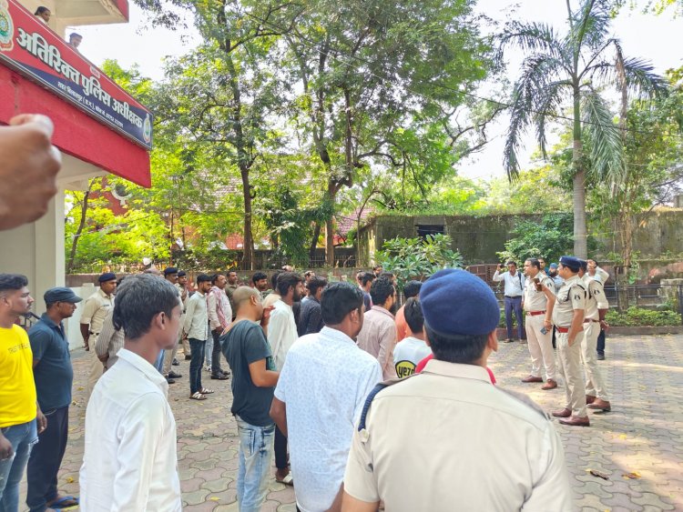 आदर्श आचार संहिता के मद्देनजर बिलासपुर पुलिस द्वारा गुंडा एवं निगरानी बदमाशों की परेड,जिले के सभी थानों में फरार 70 स्थाई वारंटीयो को किया गया तामिल
