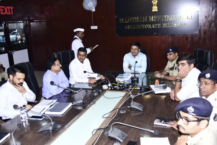 कलेक्टर अवनीश शरण ने चार्ज लेने के तत्काल बाद ली अफसरों की बैठक,कहा आयोग के दिशा निर्देशों को अच्छी तरह से पढ़े अफ़सर
