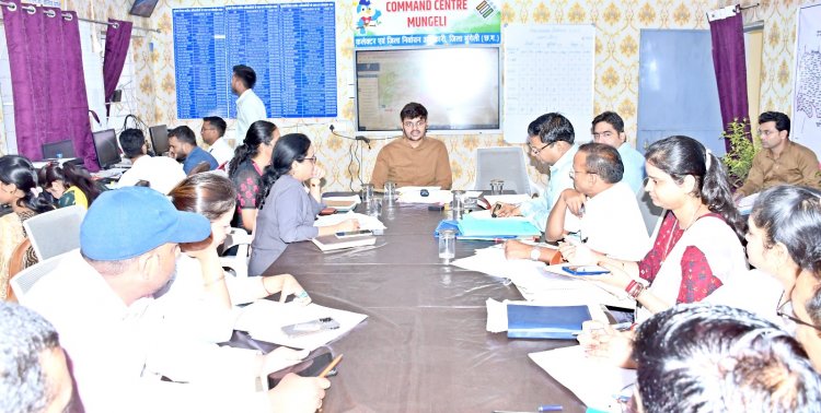 *कलेक्टर ने रिटर्निंग अधिकारियों की ली बैठक*  *जिले में 05 माॅडल मतदान केन्द्र बनाने के दिए निर्देश
