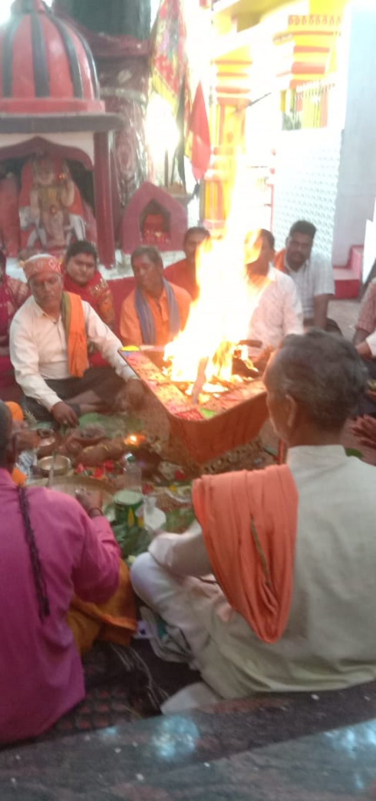 अष्टमी पर हुआ हवन, पैरों में माहुर लगाकर कन्या भोज कराया