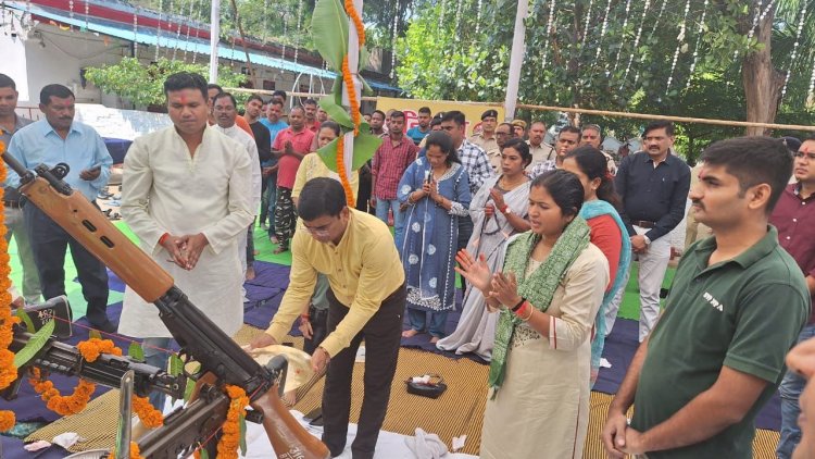 बिलासपुर पुलिस द्वारा पुलिस लाइन और थाना चौकी में किया गया शस्त्रपूजा
