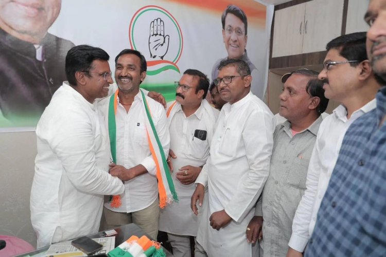 रायपुर ग्रामीण कांग्रेस प्रत्याशी पंकज शर्मा के समक्ष साहू समाज के कद्दावर नेता निर्मल साहू ने अपने साथियों के साथ कांग्रेस प्रवेश किया