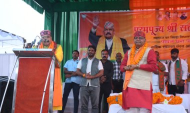 सतपाल महाराज ने अनुवाईयों से पूछा विजय माला धरम को पहना दूं जवाब आया विजयभव
