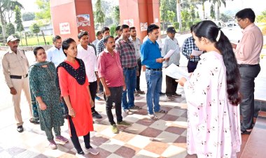 *संविधान दिवस:कलेक्टोरेट में अधिकारी-कर्मचारियों ने संविधान की प्रस्तावना का किया पाठन