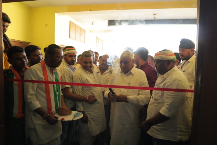 बिरगांव शगुन पैलेस में रायपुर ग्रामीण कांग्रेस केंद्रीय चुनाव संचालक कार्यालय का उद्घाटन हुआ, विधायक सत्यनारायण शर्मा एवं प्रत्याशी पंकज शर्मा ने फीताकाटकर किया शुरु