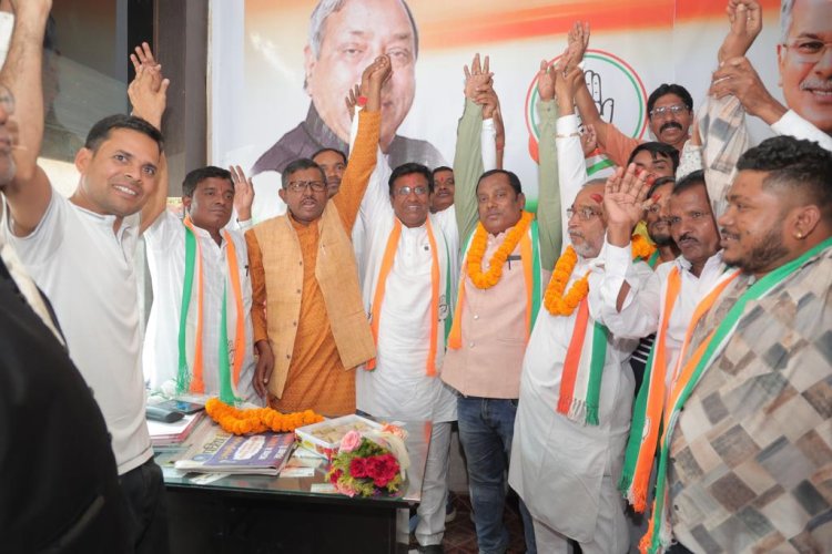 रायपुर ग्रामीण प्रत्याशी पंकज शर्मा के समक्ष शेखर पटेल , मनोज वर्मा, राजेश साहू ने अपने सैकड़ो साथियों के साथ किया कांग्रेस प्रवेश