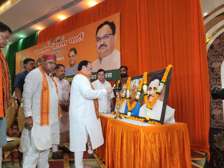 भाजपा के राष्ट्रीय अध्यक्ष पहुंचे बिलासपुर,तिफरा स्थित भवन में ली जिले के सभी विधानसभा के कोर ग्रुप की बैठक
