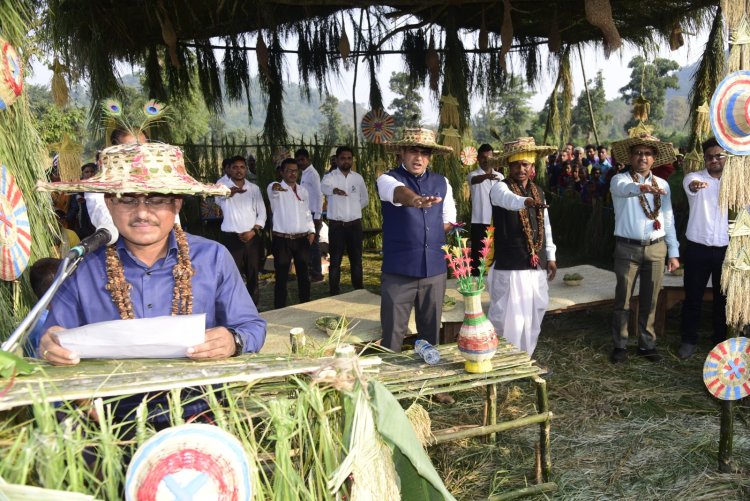 बैगा आदिवासियों के बीच पहुंचे कलेक्टर*  *स्थानीय बोली में दिलाई मतदाता शपथ, वोटरों का किया सम्मान*