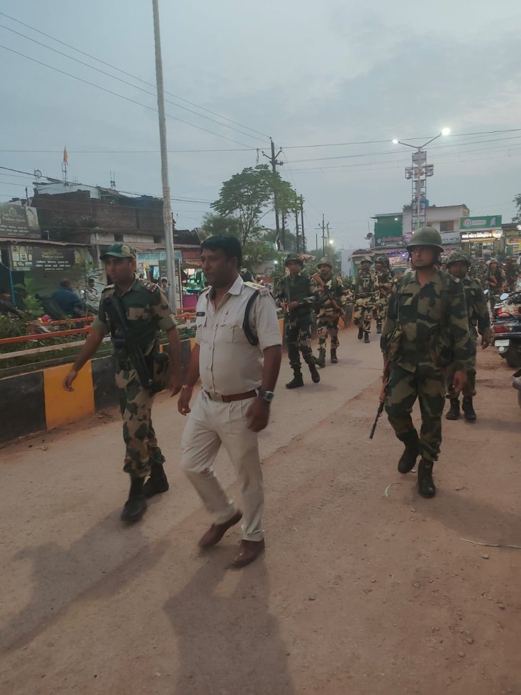 विधानसभा चुनाव को देखते हुए पुलिस ने निकाला फ्लैग मार्च