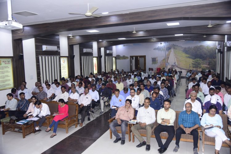 मतदान दलों को सामग्री वितरण 16को, 300कर्मचारियो की लगाई गई ड्यूटी, बनाए गए 76काउंटर, अधिकारी कर्मचारियों को दिया गया प्रशिक्षण